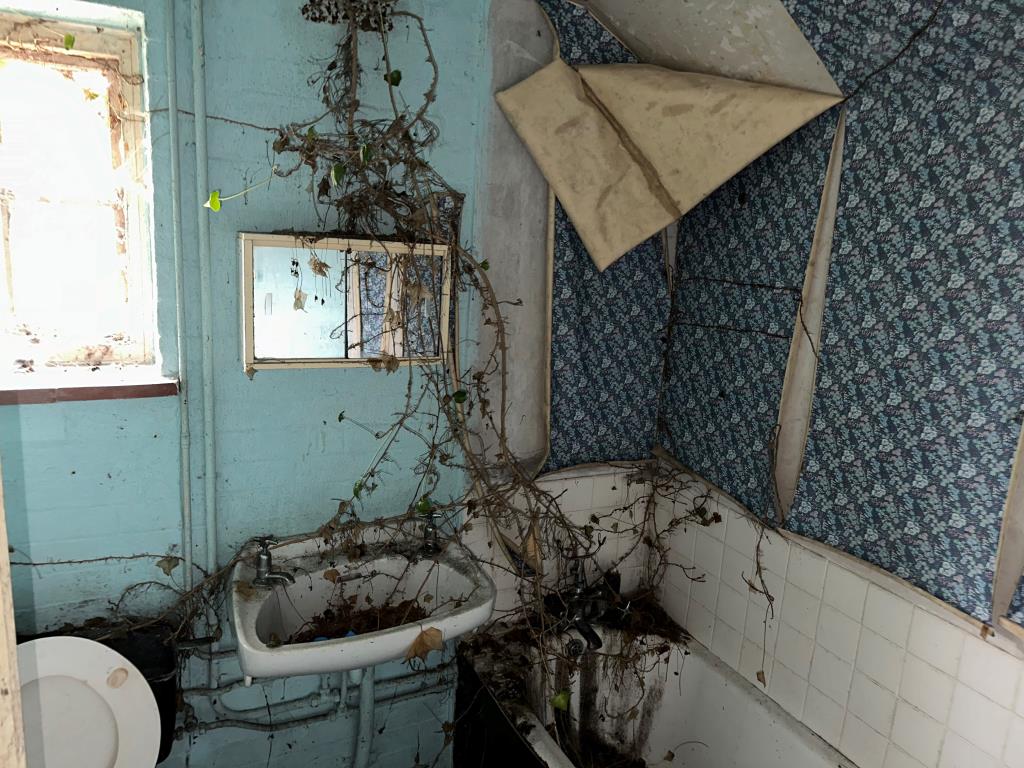Lot: 57 - TWO-BEDROOM COTTAGE WITH ADJOINING CLOCK TOWER FOR REFURBISHMENT - Bathroom